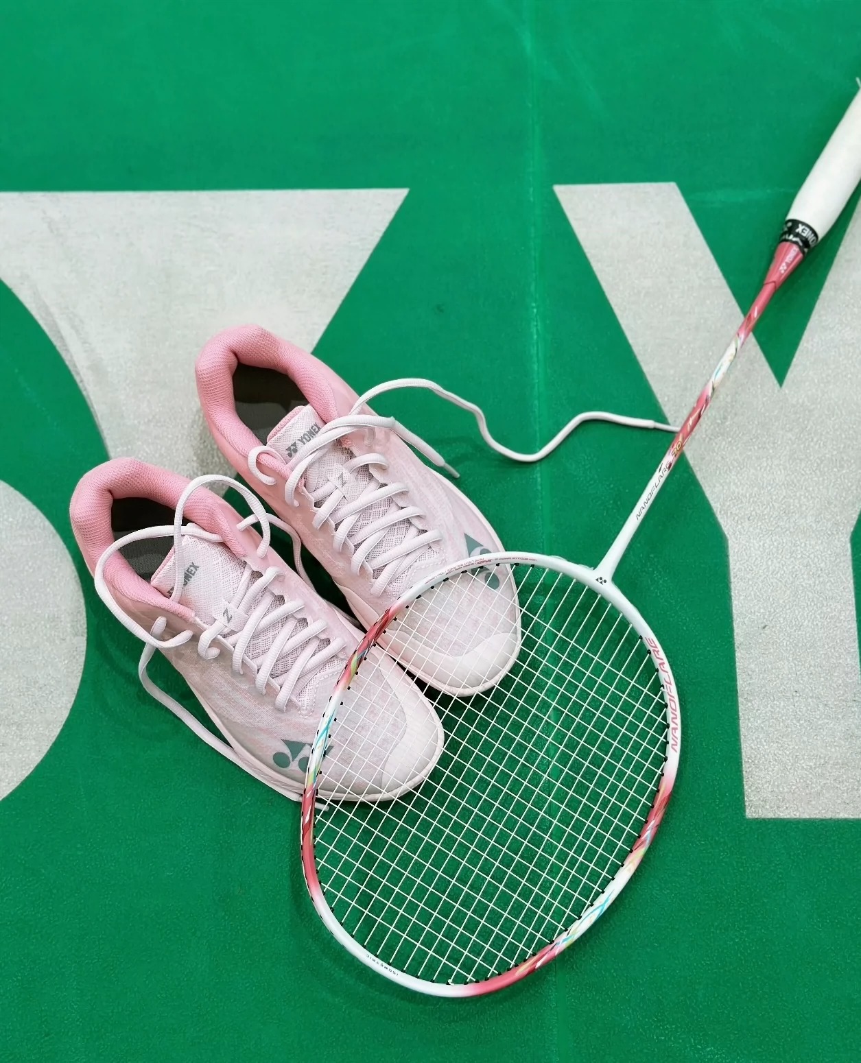 全新！疾光NF70--粉粉嫩嫩的，满满少女心颜值的天花板啊~爱了爱了 打感:头轻杆软，挥重极低，挥速极快，中杆软舒适，毫无震感。球拍比较容易上手，真是专为女生设